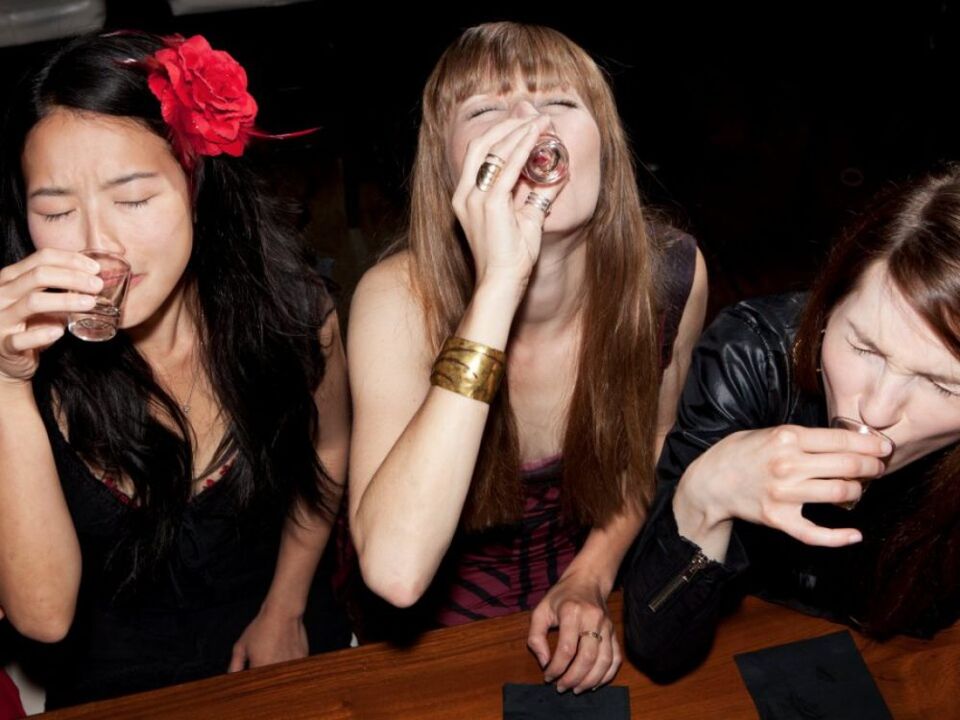 Para combatir el alcoholismo, una mujer necesita romper las relaciones con la bebida de amigos