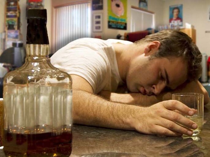 un hombre bebe alcohol como hacer que deje de fumar