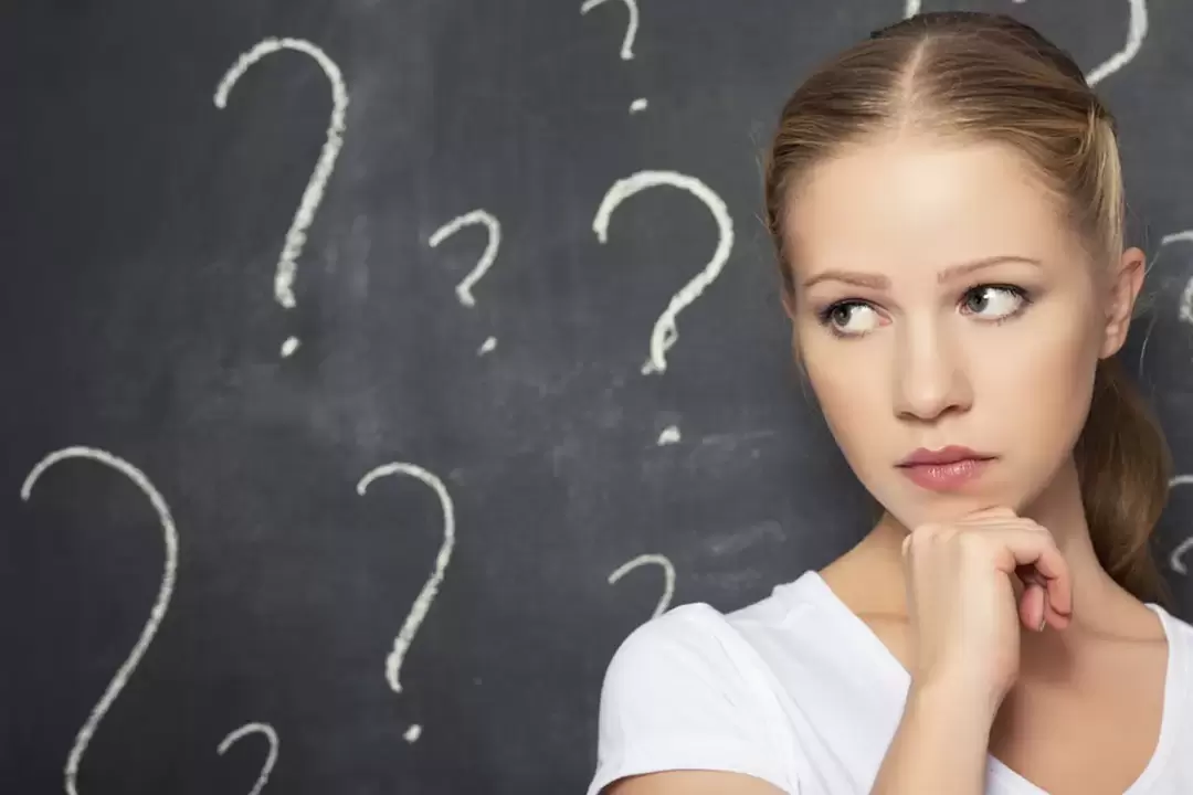La chica piensa en combinar alcohol con antibióticos.