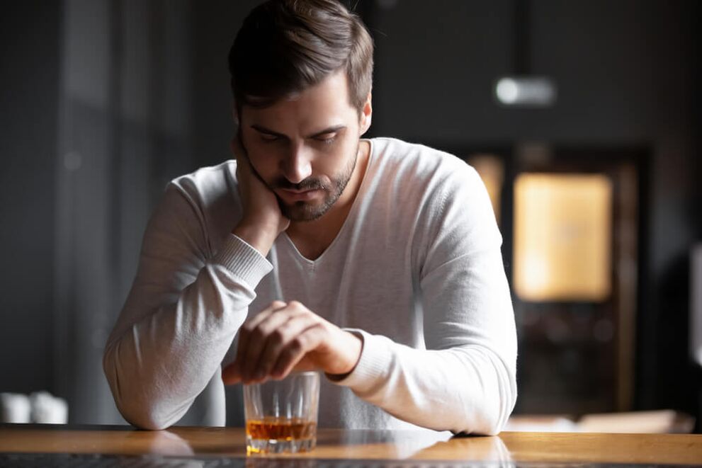 Un alcohólico no puede controlar su forma de beber. 